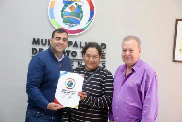La Municipalidad de Santo Tomé entregó ayuda económica para un joven que necesita una operación urgente